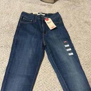 Brand new with tags size 6/28 long Levi’s